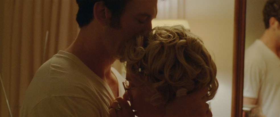 Miles Teller e Scarlett Johansson: drama familiar — Foto: Reprodução Diamond Filmes