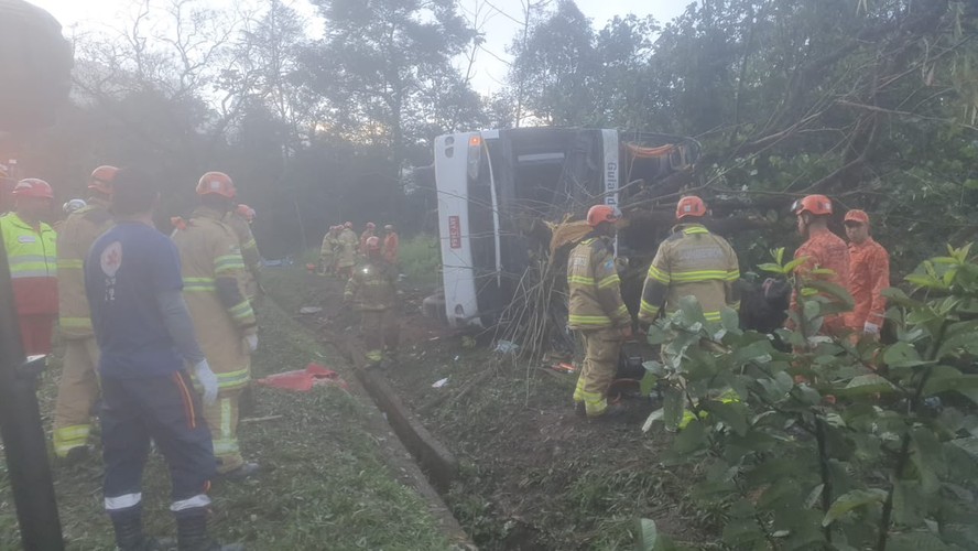 Ônibus tombou na descida da serra da BR-040, em Petrópolis, na madrugada deste domingo (16)