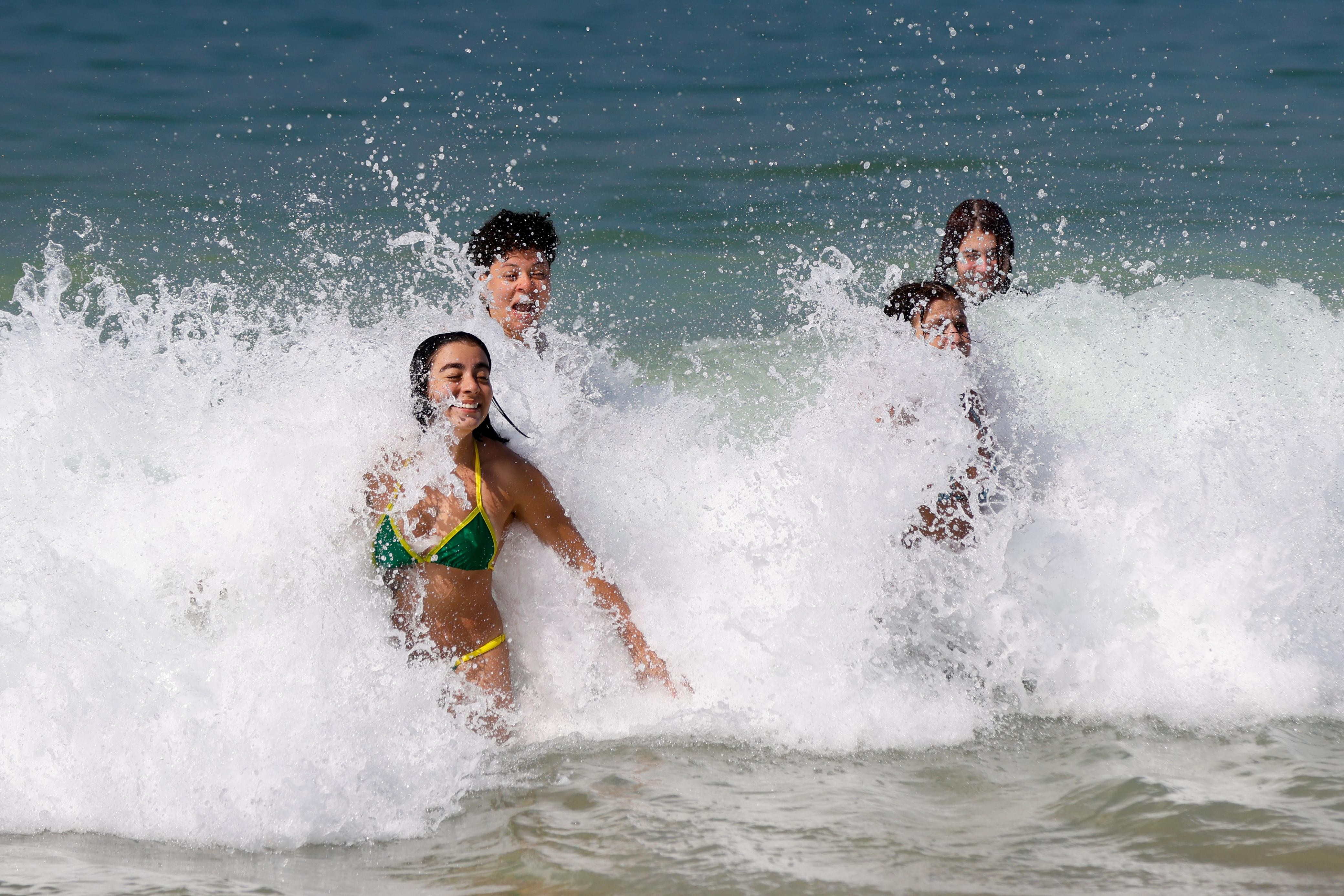 Ressaca com ondas de até 3 metros chega na noite deste domingo e fica até terça-feira, prevê Marinha