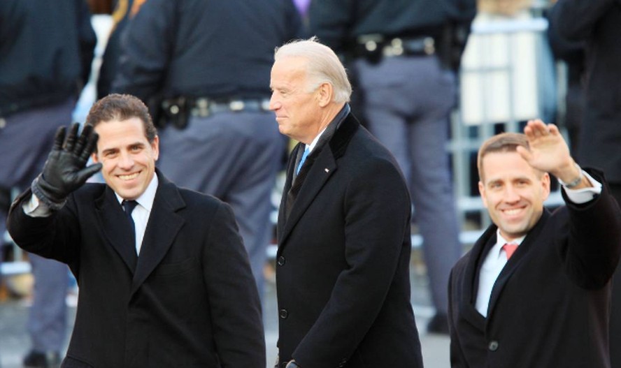 Hunter Biden (E) ao lado do pai, Joe Biden, e do irmão Beau (D), falecido em 2015, durante posse de Barack Obama em 2009