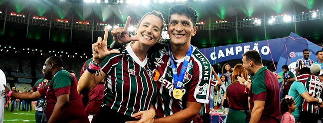 Cano e sua mulher, grávida do segundo filho do casal, comemoram o título estadual — Foto: MAILSON SANTANA/FLUMINENSE FC