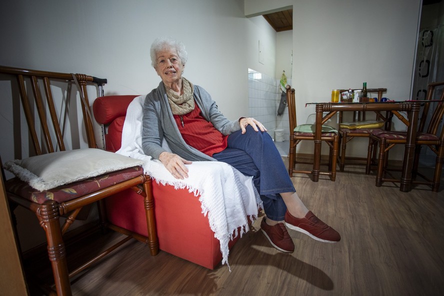 A atriz Sonia Zagury em sua casa no Retiro dos Artistas — Foto: Guito Moreto/Agência O Globo