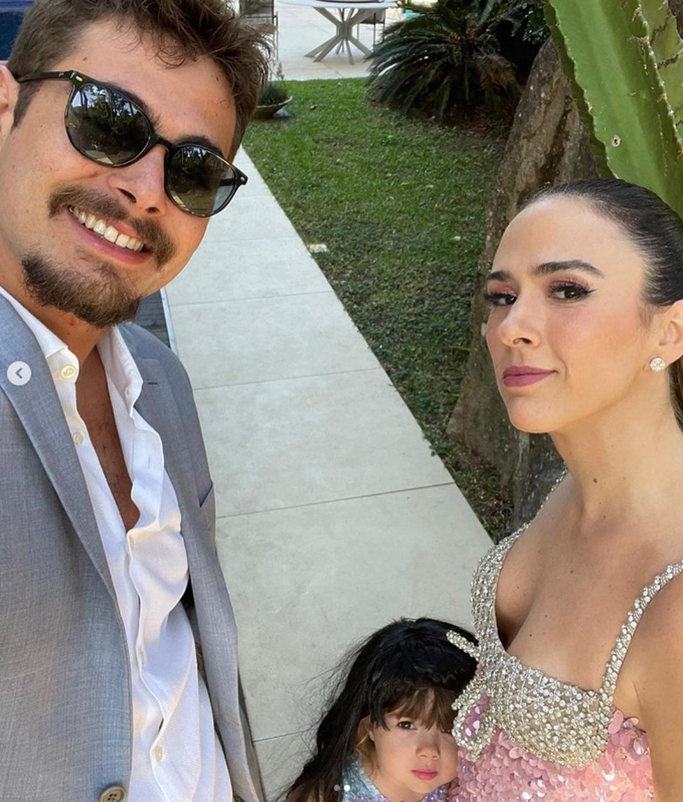 Rafael Vitti e Tata Werneck com a filha, Clara Maria — Foto: Reprodução/Instagram