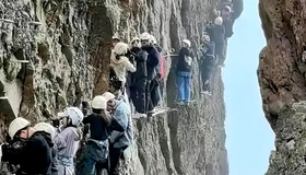 Escaladores: mais de uma hora presos em montanha de mil metros na China por 'superlotação'