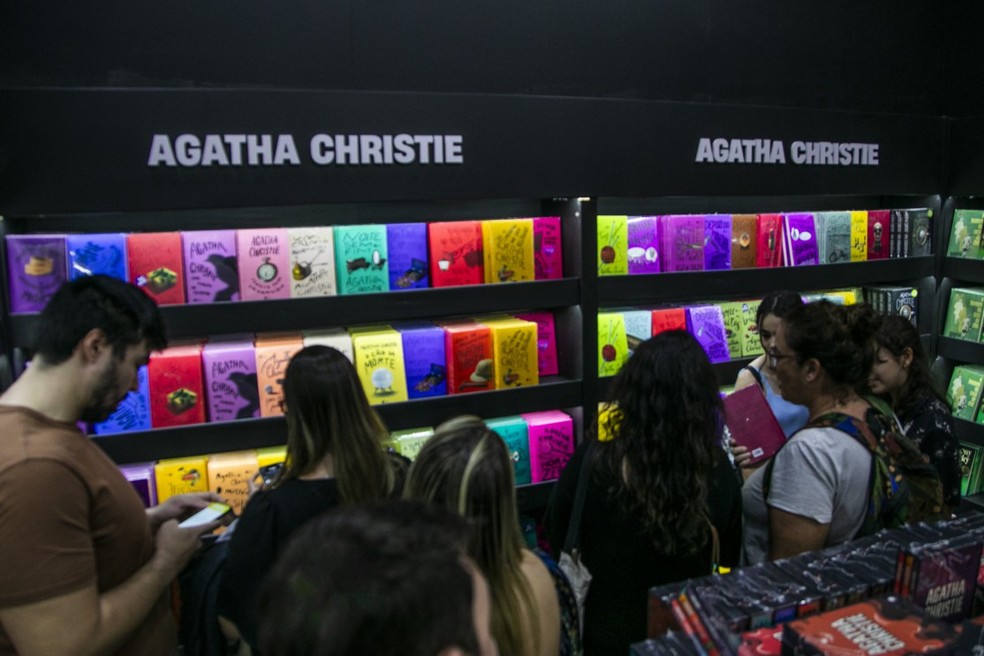 Os livros de Agatha Christie dispostos no estande da Harper Collins na Bienal do Rio — Foto: Guito Moreto/Agência O Globo