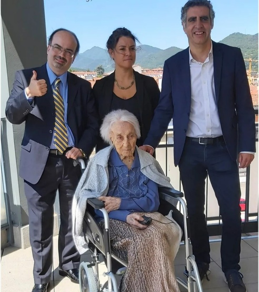 Robert Young, Natalie Coles e o pesquisador Dr. Manel Esteller visitam a 'Super-vovó Catalã' — Foto: X/@MariaBranyas112