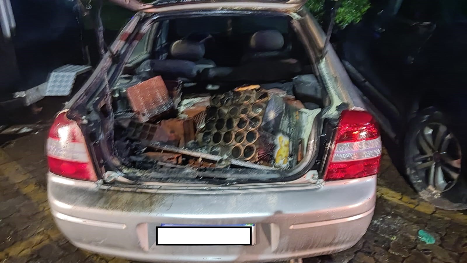 Carro incendiado nas proximidades da Praça dos Três Poderes tem placa de Santa Catarina