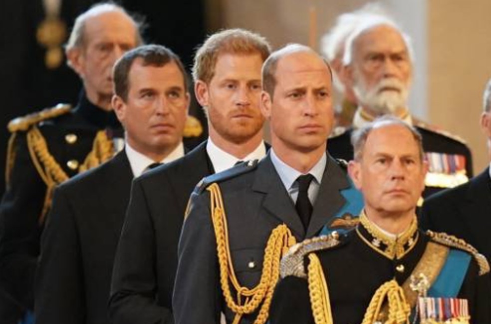 Da esquerda para a direita: Peter Phillips, o príncipe britânico Harry, Duque de Sussex, o príncipe britânico William, Príncipe de Gales, e o príncipe britânico Edward, Conde de Wessex, acompanham os carregadores do caixão da Rainha Elizabeth II — Foto: AFP