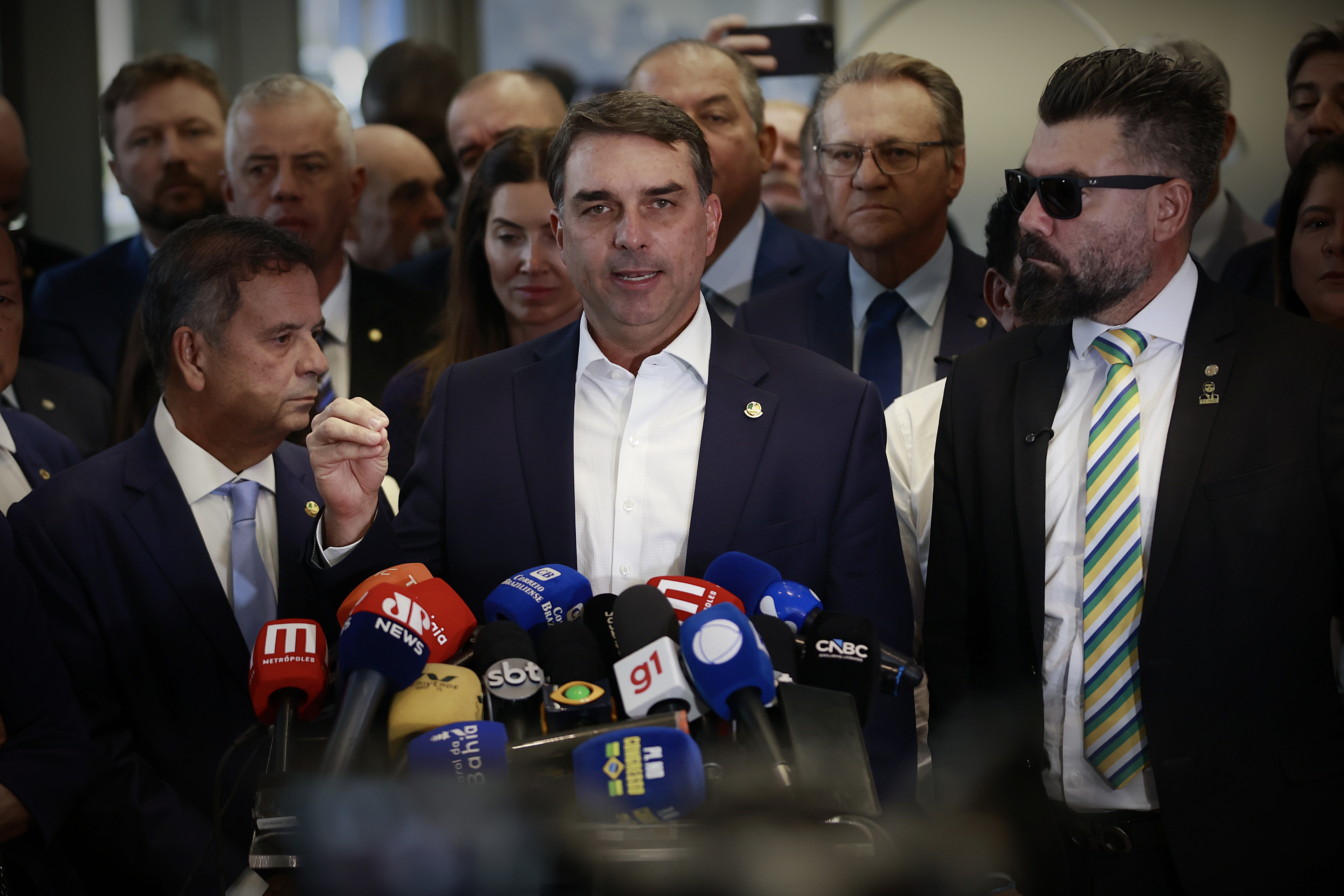 Flávio Bolsonaro defende remuneração por hora trabalhada como alternativa ao fim da escala 6x1