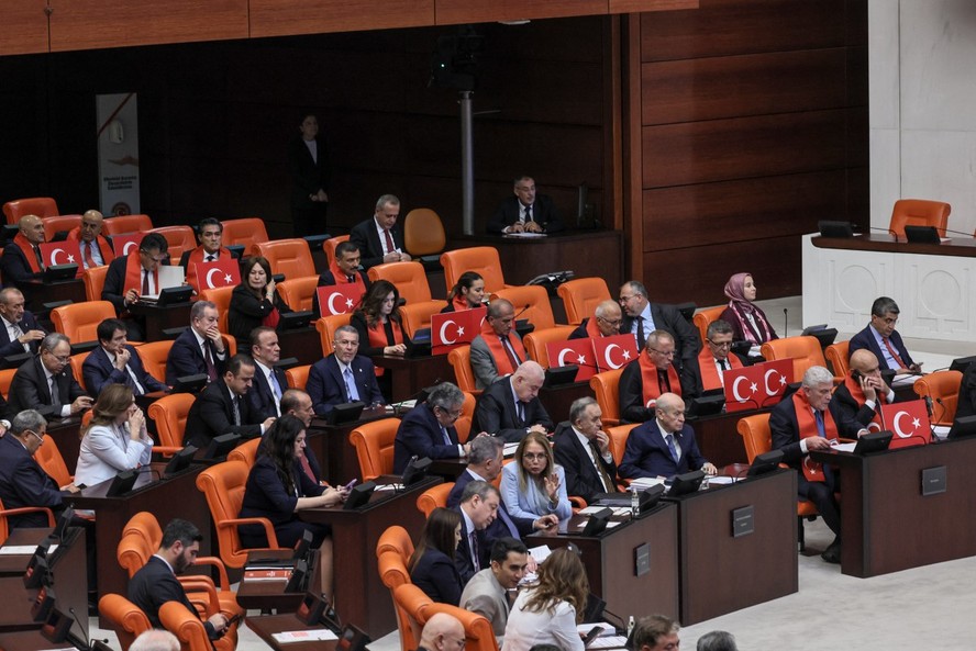 Votação na Assembleia Nacional da Turquia, em Ancara, aprova projeto de lei que oferece anistia a militantes do PKK