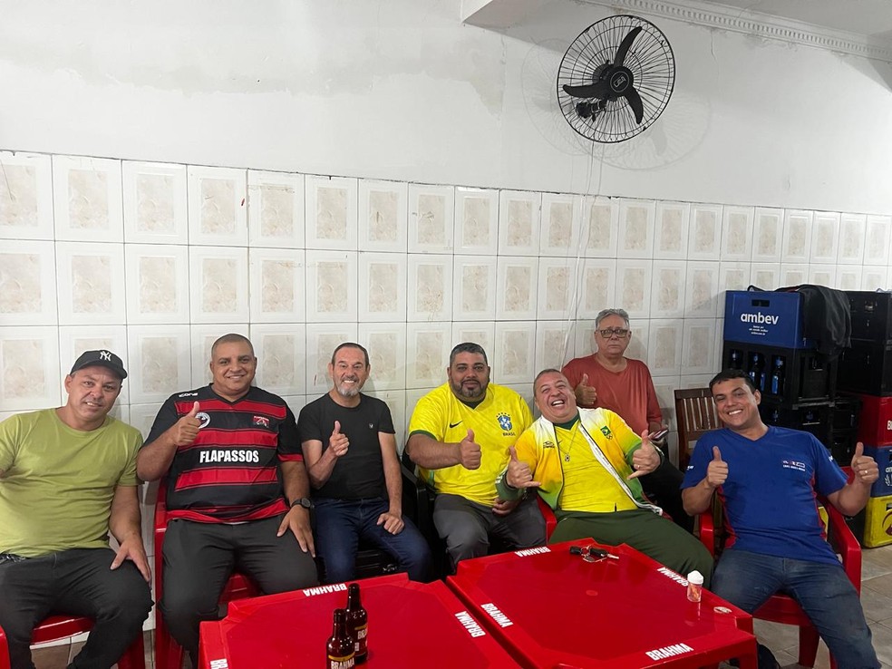 Os amigos no Bar do Macete esperando o jogo do Brasil, sete horas antes — Foto: Reprodução