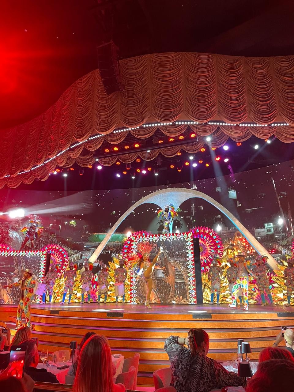 Roxy Dinner Show oferece ao público uma experiência imersiva que vai ...