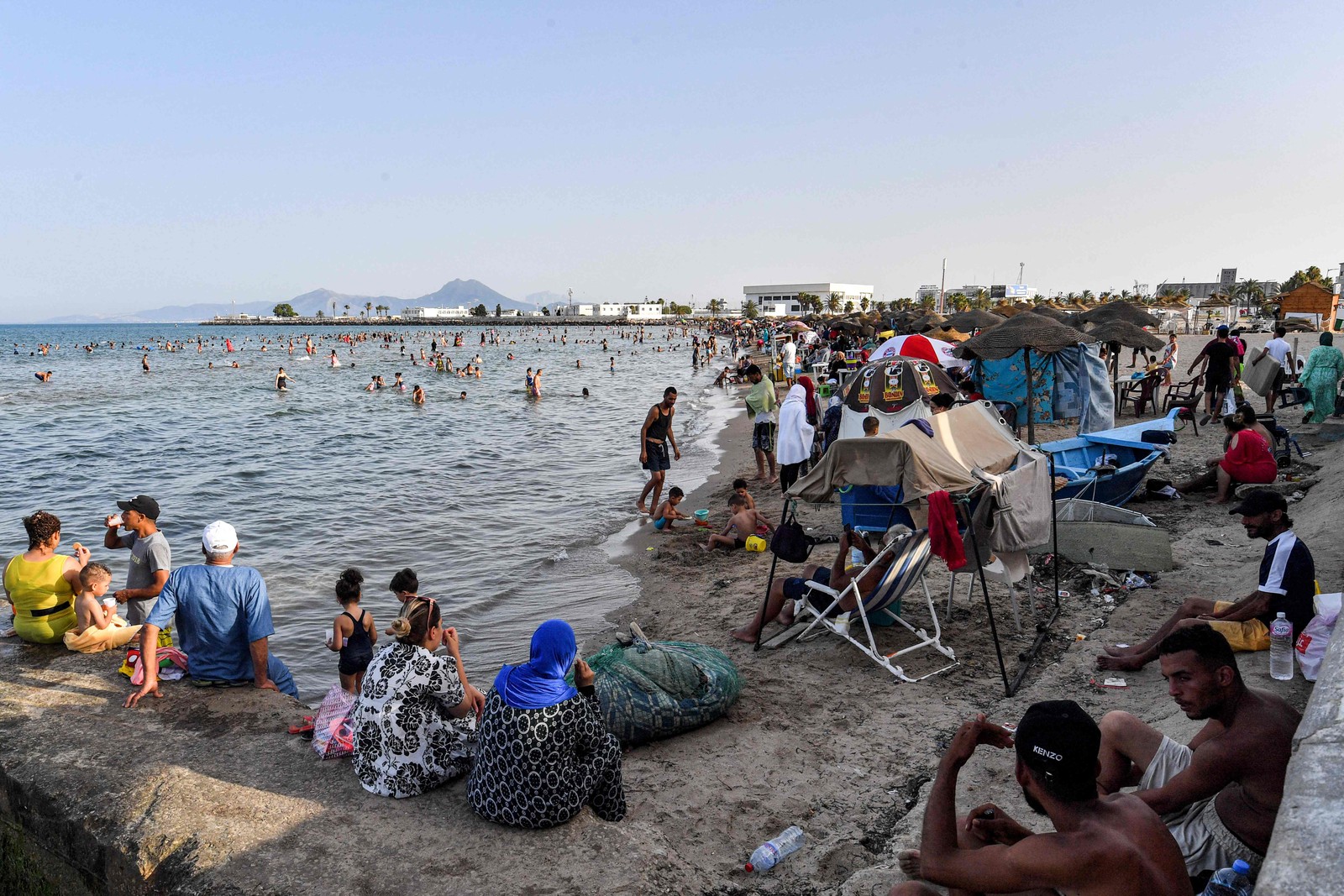 Praia no subúrbio de La Goulette, em Tunis, em 17 de julho de 2023, durante uma onda de calor. — Foto: FETHI BELAID / AFP
