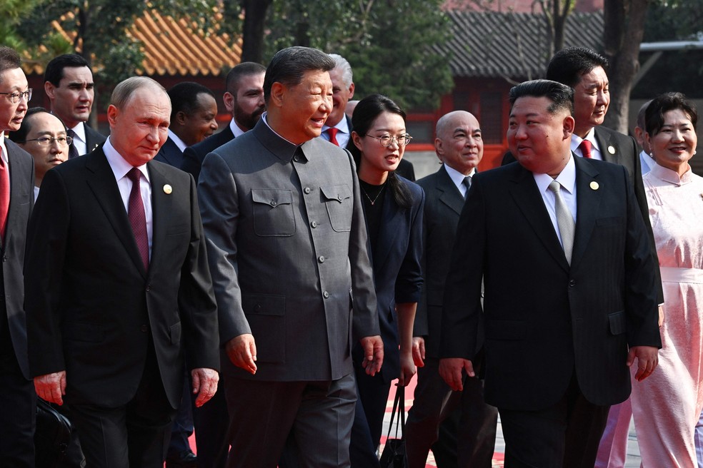 Vladimir Putin, Xi Jinping e Kim Jong-un são fotografados lado a lado em Pequim — Foto: Sergey Bobylev /AFP