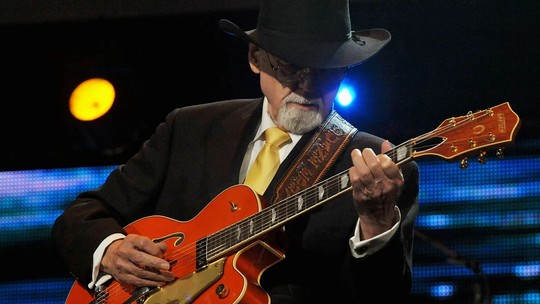 Lenda do rock, guitarrista Duane Eddy morre aos 86 anos  