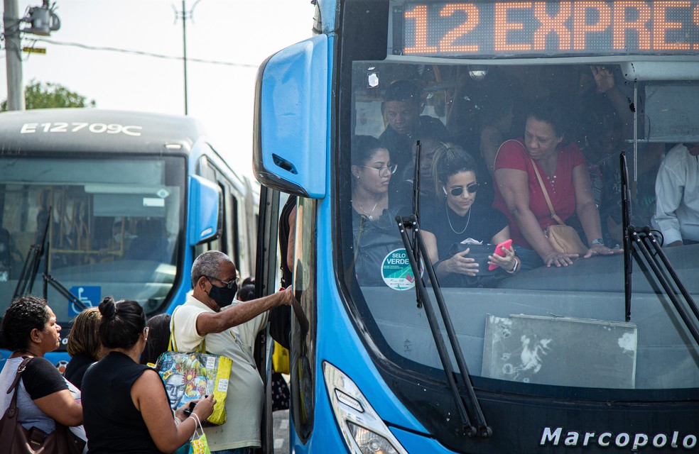 Passageiros fazem fila para embarcar em BRT lotado — Foto: Hermes de Paula