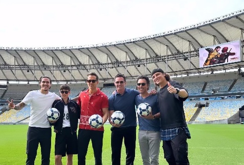 A partir da esquerda: o atacante Pedro, a atriz Emma Corrin, os atores Ryan Reynolds e Hugh Jackman, o diretor Shawn Levy e o zagueiro David Luiz — Foto: Reprodução/Instagram