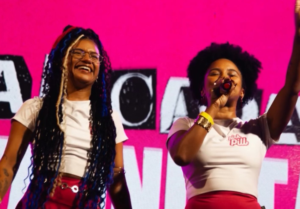 “Pink PIll”: as irmãs Hyla Natiely Fernandes (à esquerda) e Cah Fernandes (à direita), viralizaram ao criar comunidade online que compartilha conteúdos para mulheres, na contramão do discurso redpill — Foto: Dylan Gayer