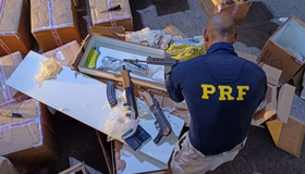 Fuzis, pistolas, e mais de meia tonelada de maconha seriam entregues em favela da Zona Sul 