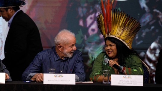 Ministra afirma que Lula prometeu acelerar demarcações, mas liderança indígena reclama de 'falta de previsão'