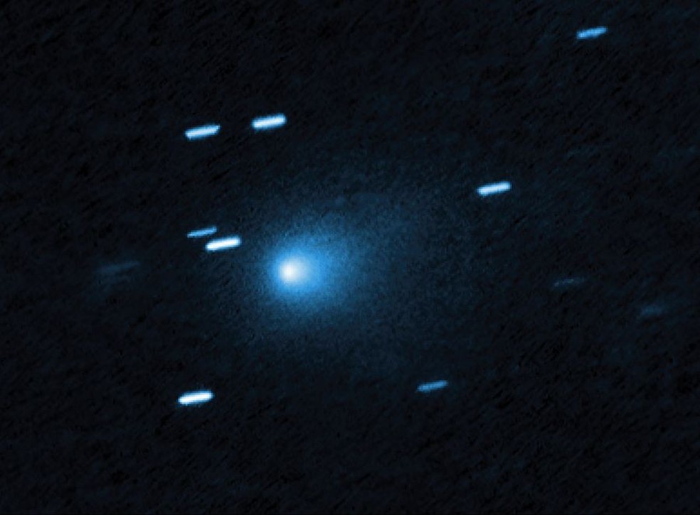 O Hubble capturou esta imagem do cometa interestelar 3I/ATLAS em 21 de julho de 2025, quando o cometa estava a 446 milhões de quilômetros da Terra. O Hubble mostra que o cometa possui um casulo de poeira em forma de lágrima se desprendendo de seu núcleo sólido e gelado — Foto: NASA, ESA, David Jewitt (UCLA); Processamento de imagem: Joseph DePasquale (STScI)