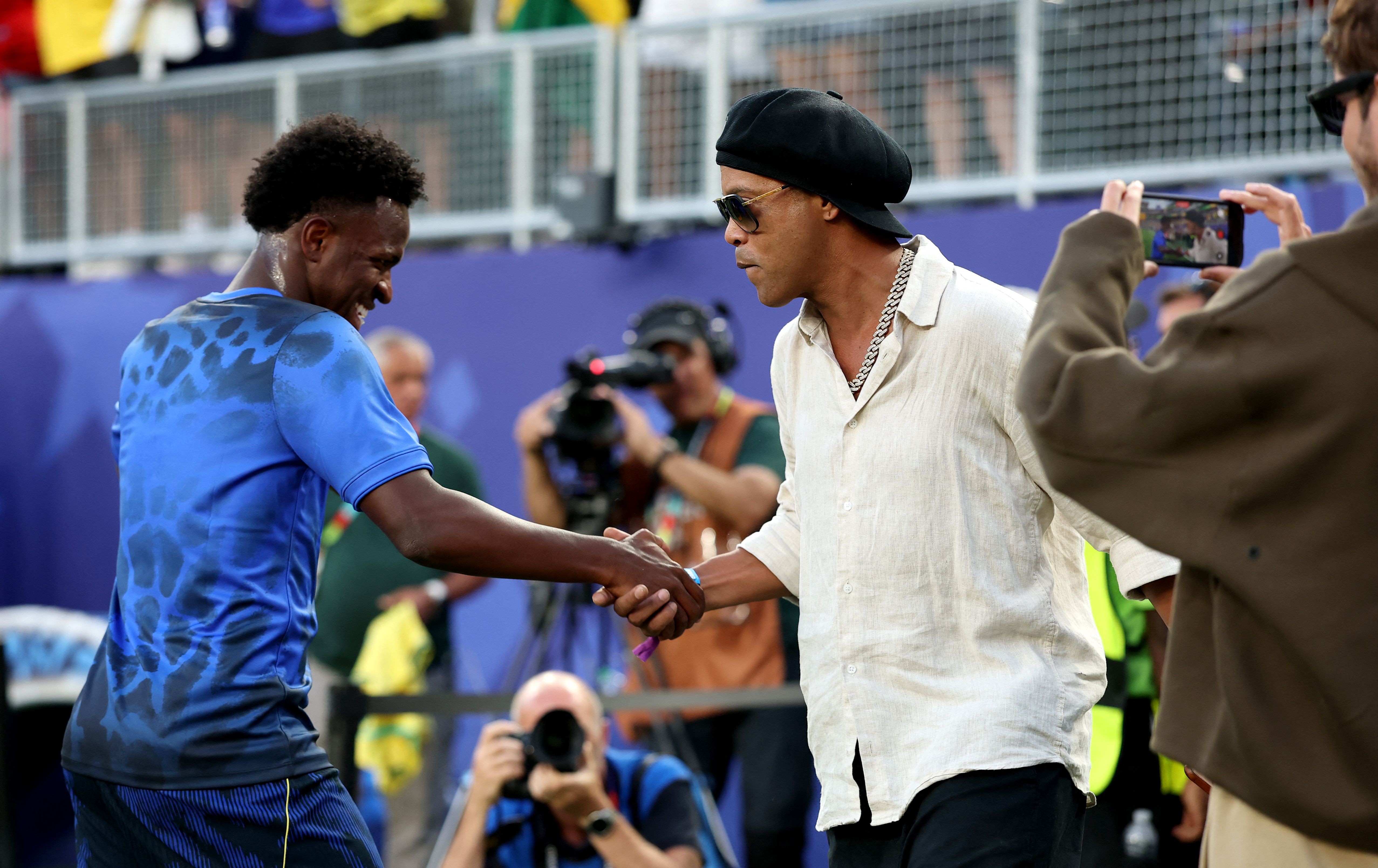 Ronaldinho Gaúcho: Craque do Futebol e Produtor Musical de Sucesso