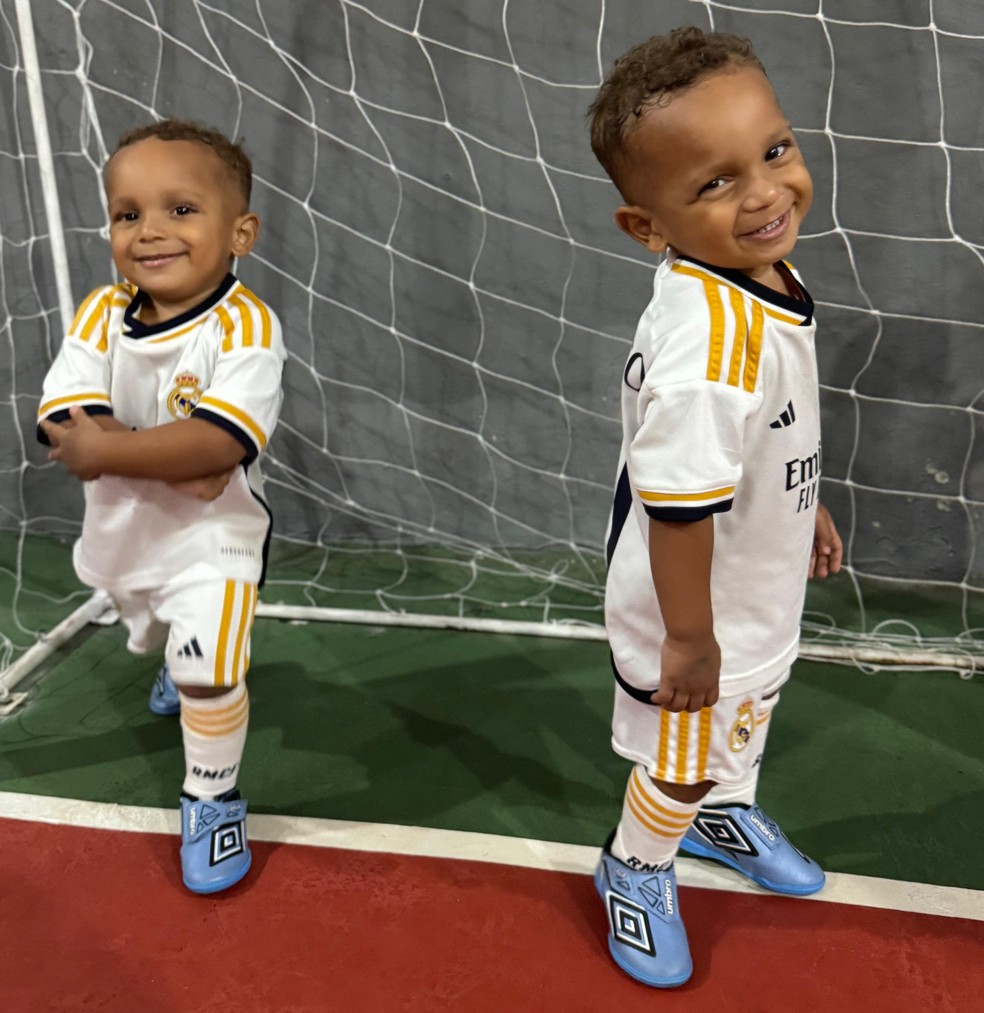 Aos 2 anos, filhos gêmeos de Rodrygo já treinam futebol — Foto: Reprodução