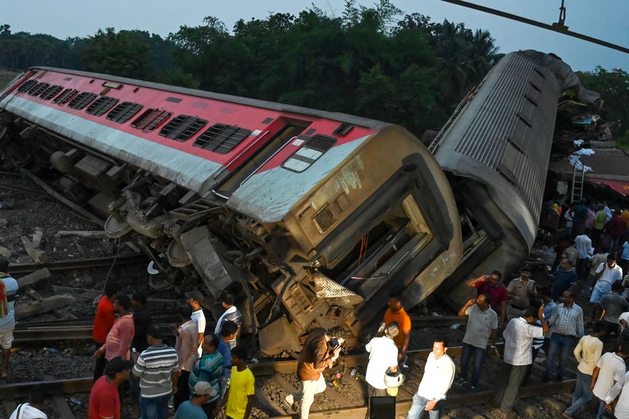 Mais de 280 pessoas morreram e mais de 850 ficaram feridas no acidente, considerado pior catástrofe ferroviária da Índia dos últimos vinte anos