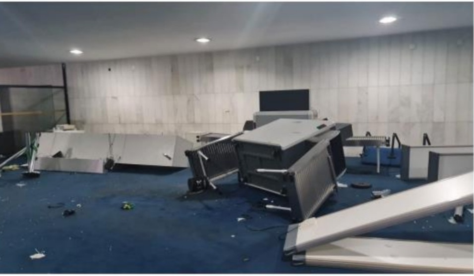 Radicais destruíram equipamentos de segurança e de informática durante ataque terrorista ao Senado — Foto: Reprodução