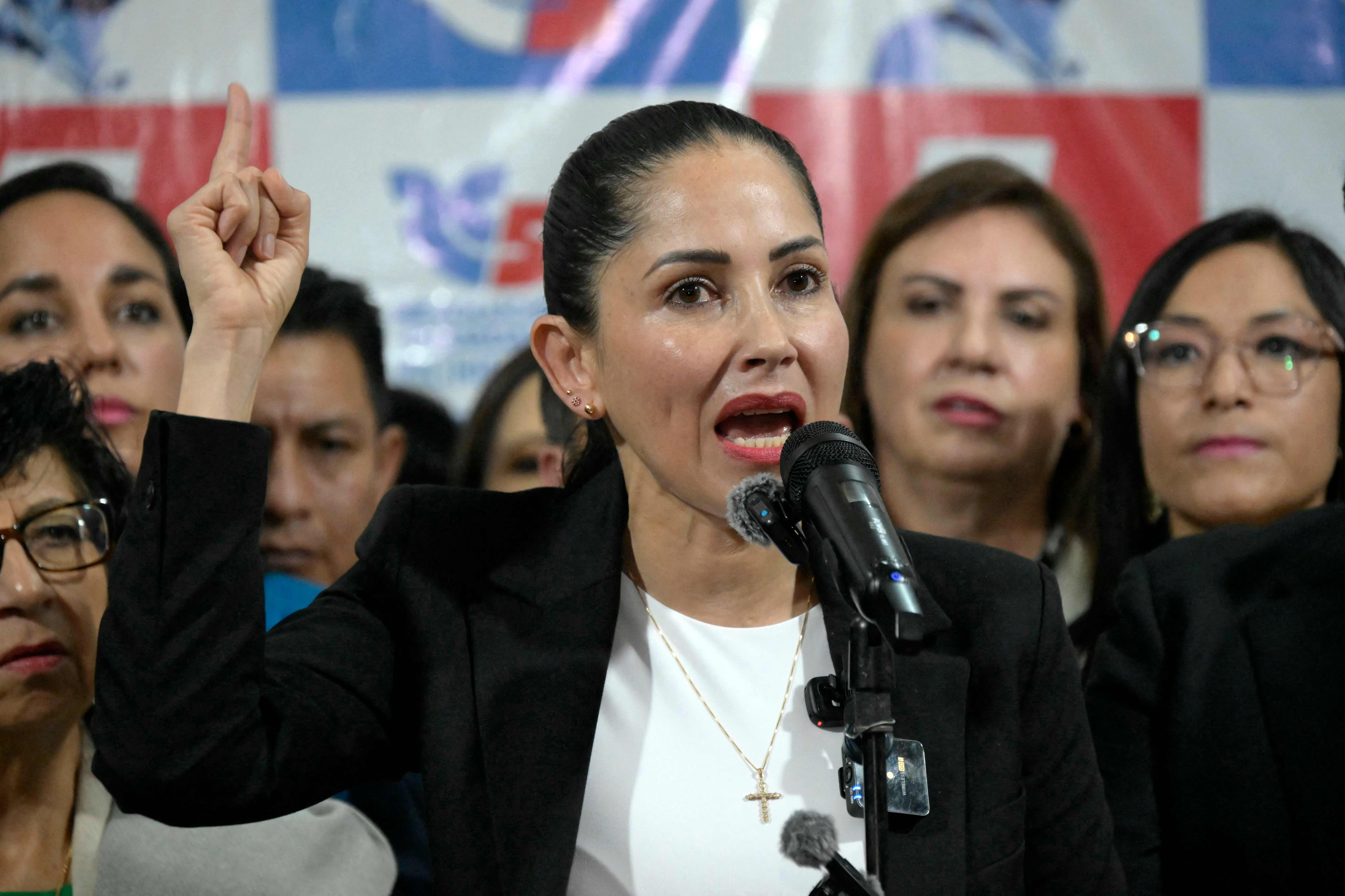 Ex-candidata à Presidência do Equador Luisa González é presa em investigação sobre lavagem de dinheiro