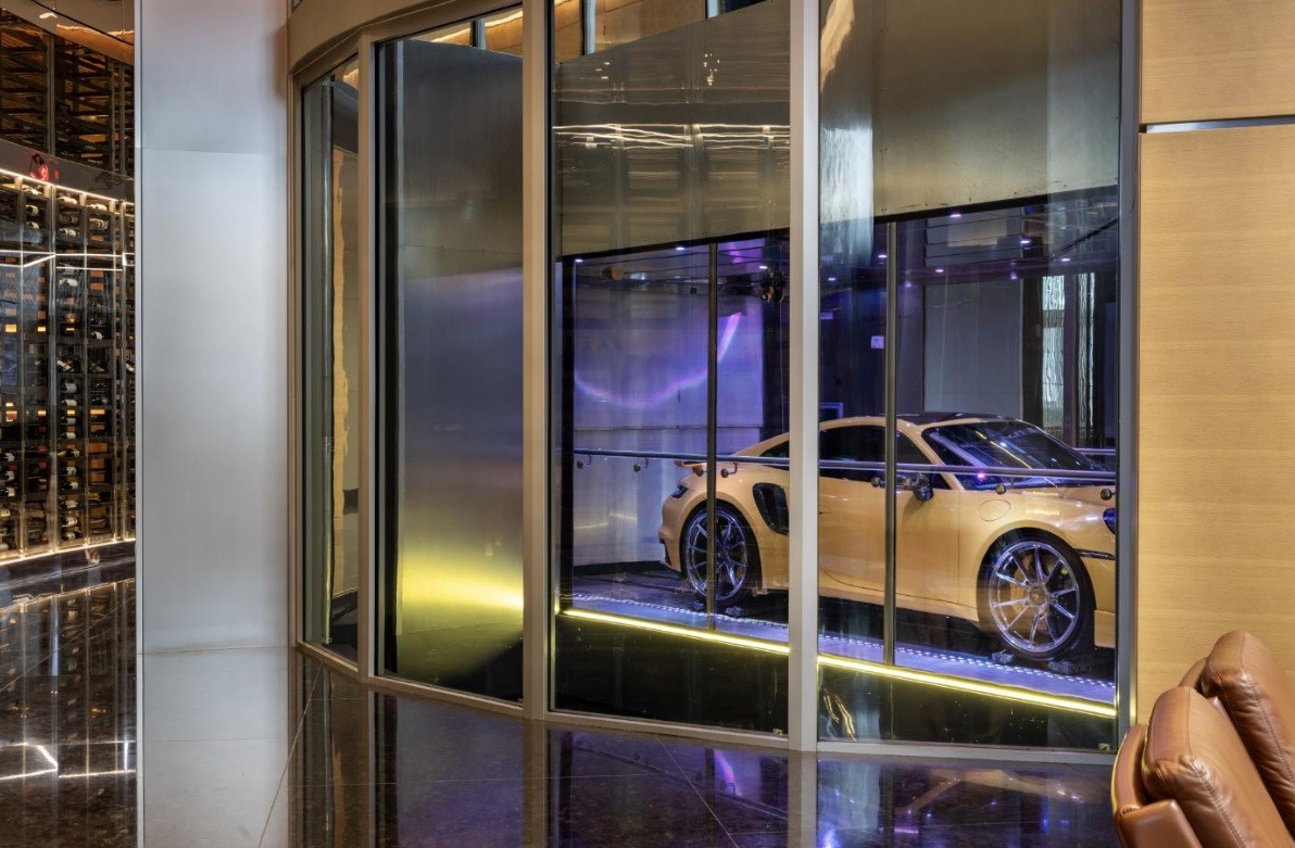 O Dezervator, elevador que transporta carros e motoristas por 60 andares até garagens altíssimas de vidro na torre Porsche Design, em Sunny Isles Beach — Foto: Scott Baker/The New York Times