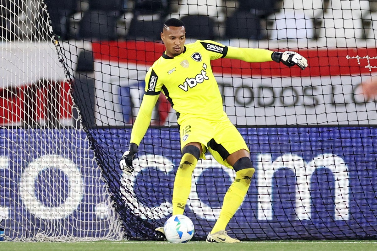 John projeta disputa com Neto e fala de permanência no Botafogo ...