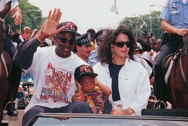Michael Jordan e a ex-mulher Juanita Vanoy cumprimentam fãs com o filho Jeffrey Michael Jordan — Foto: Reprodução/Instagram/heirjordan13
