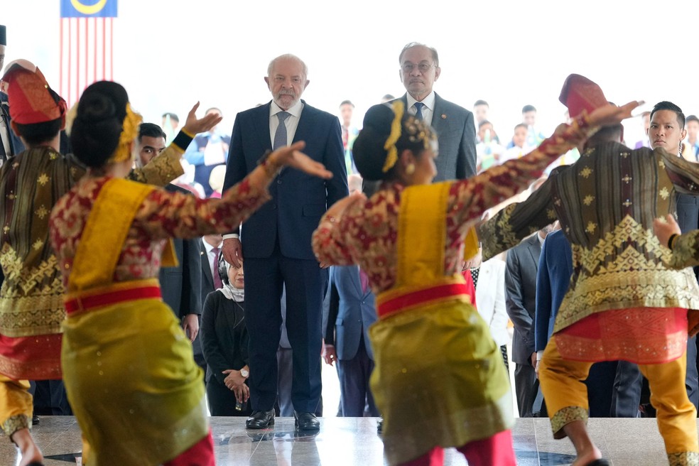 Lula e o primeiro-ministro malaio, Anwar Ibrahim, assistem apresentação de dança tradicional da Malásia na recepção ao brasileiro em Putrajaya, perto de Kuala Lumpur. Os dois líderes e suas equipes tiveram uma reunião bilateral e uma coletiva de imprensa — Foto: Vincent Thian / POOL / AFP