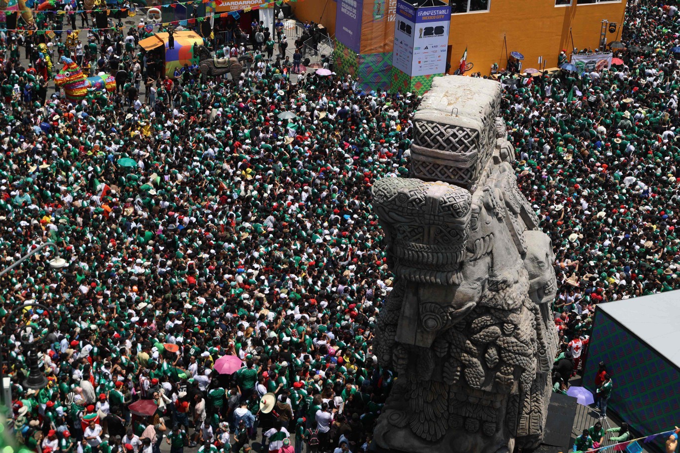 Milhares de pessos locam a Fan Zone na Cidade do México para assistir ao primeiro jogo da Copa do Mundo 2026 — Foto: LUIS CORTES / AFP)