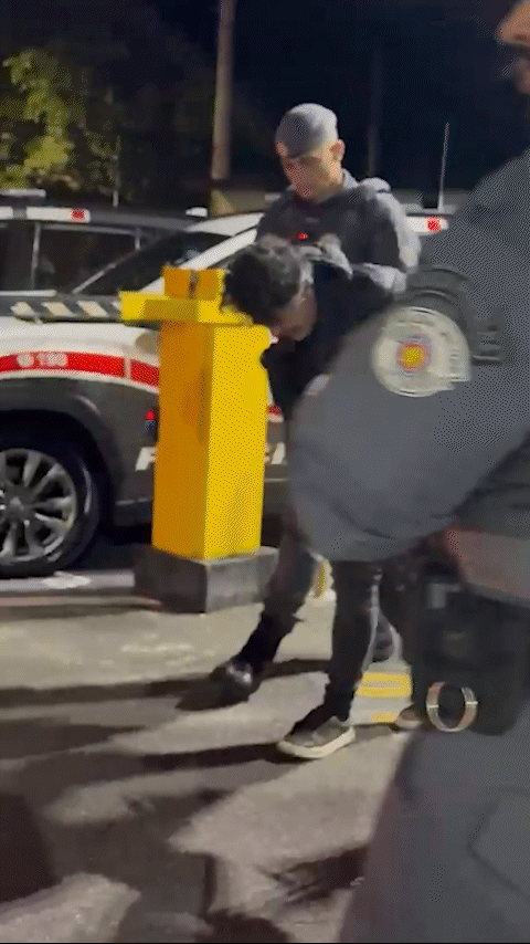 Deputado do PL é amparado por PMs ao chegar à delegacia após disparo em balada de SP; veja vídeo