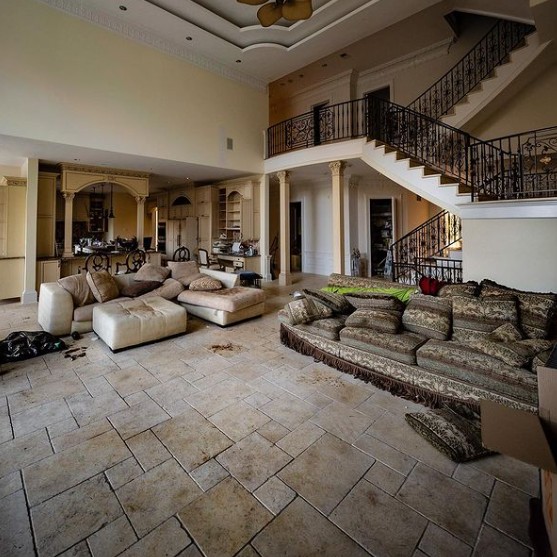 Família deixou móveis para trás ao abandonar mansão após morte de patriarca — Foto: Reprodução/YouTube/JeremyXplores