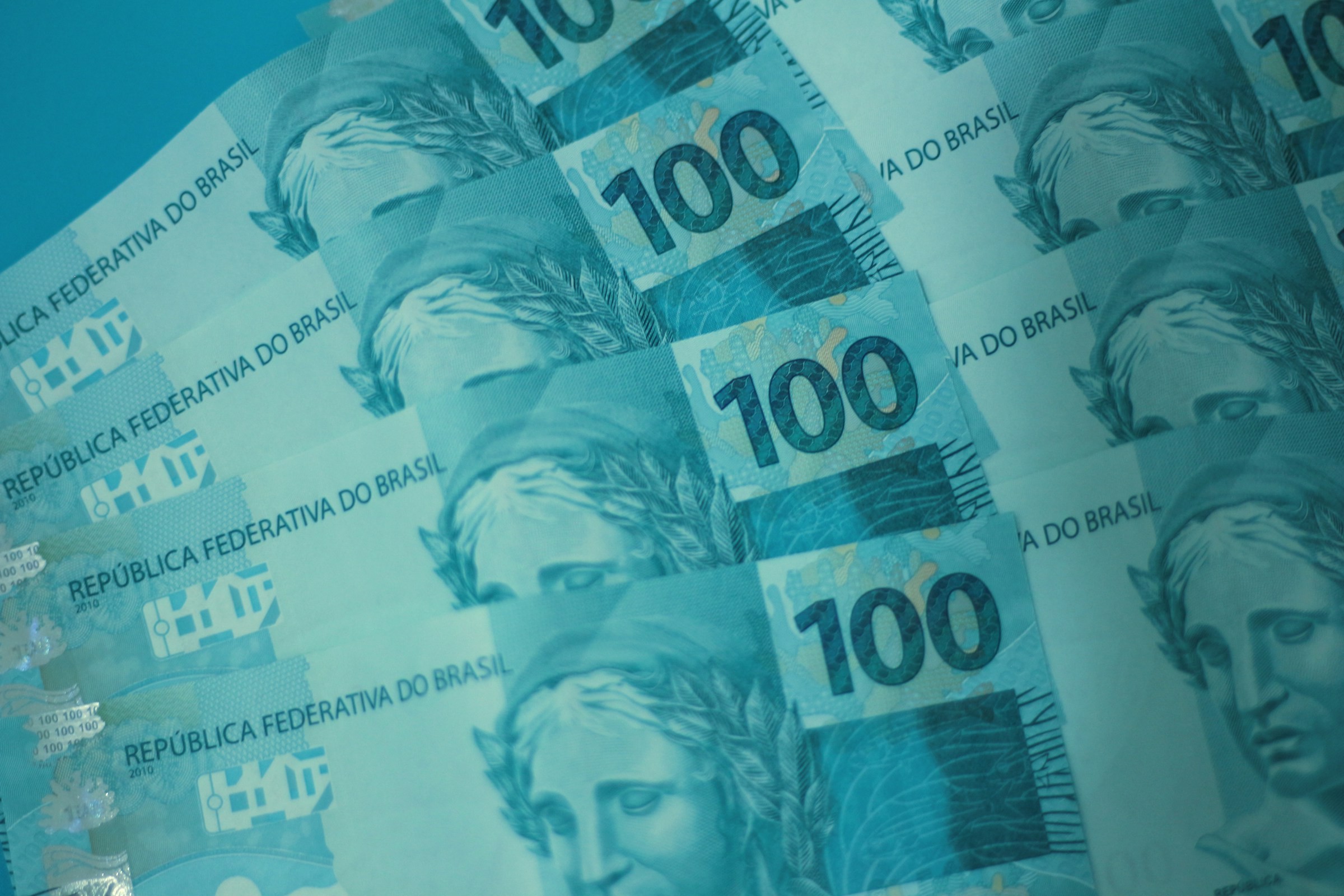 Pessoa analisando contas e finanças em um tablet, representando o planejamento financeiro do Desenrola Brasil