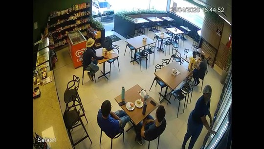 Policial civil é atacado e tem arma tomada em loja de conveniência em Alagoas; veja vídeo 