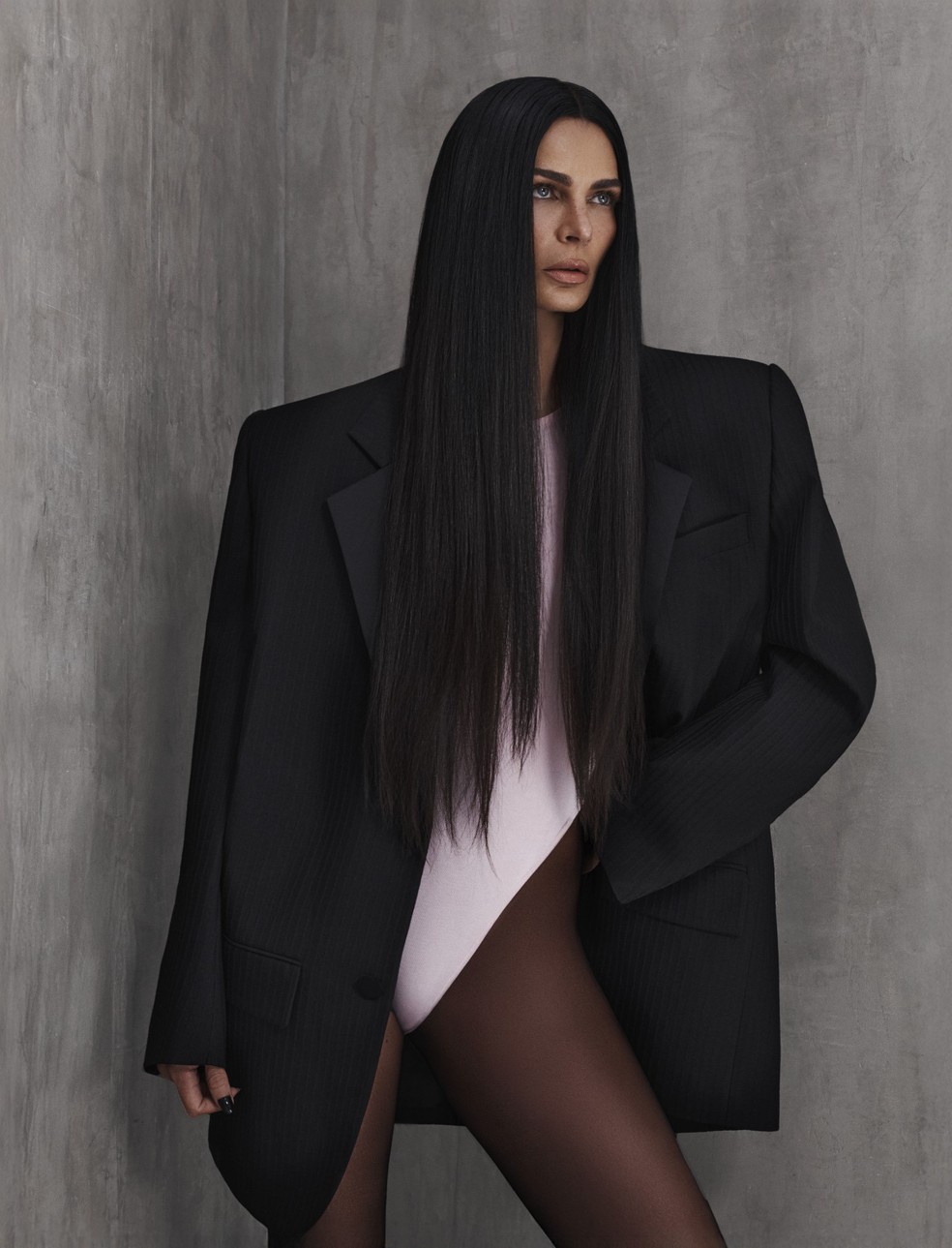 Blazer Saint Laurent, body acervo do stylist e meia-calça Calzedonia — Foto: Gustavo Ipolito