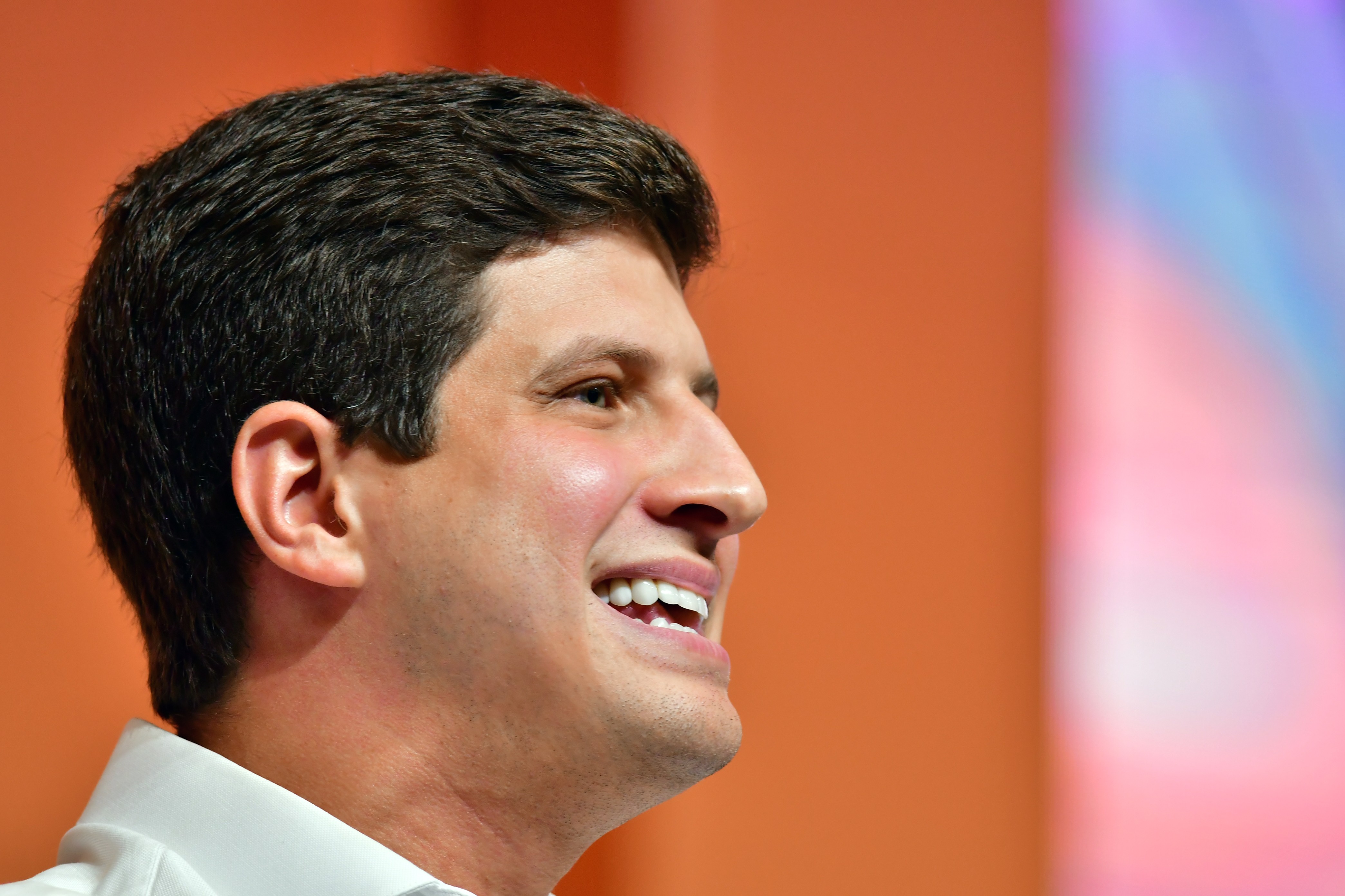 A preocupação de aliados com a dupla missão de João Campos nas eleições