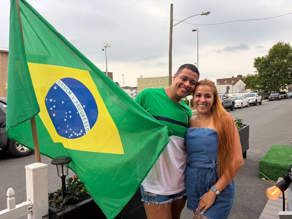 Kathlen Santos e o amigo Manuel Batista vão assistir aos jogos do Brasil pela TV e já têm programação — Foto: Rafael Oliveira