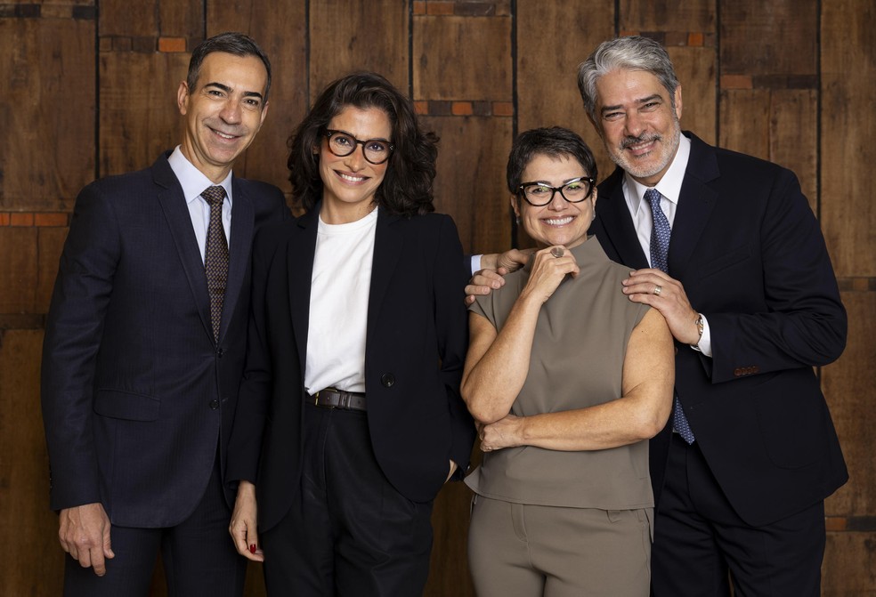 A nova bancada do JN, Cesar Tralli e Renata Vasconcellos, com Sandra Annenberg e William Bonner, que passam a dividir o Globo Repórter. — Foto: TV Globo/ João Cotta