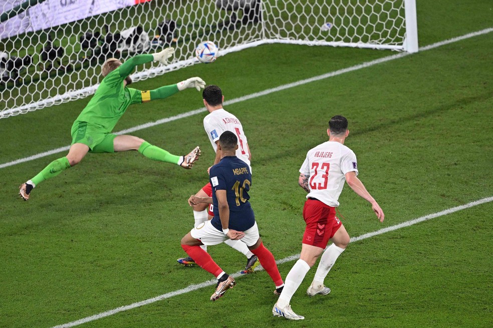 Gol de Mbappé sobre a Polônia na Copa de 2022 — Foto: ANNE-CHRISTINE POUJOULAT/AFP
