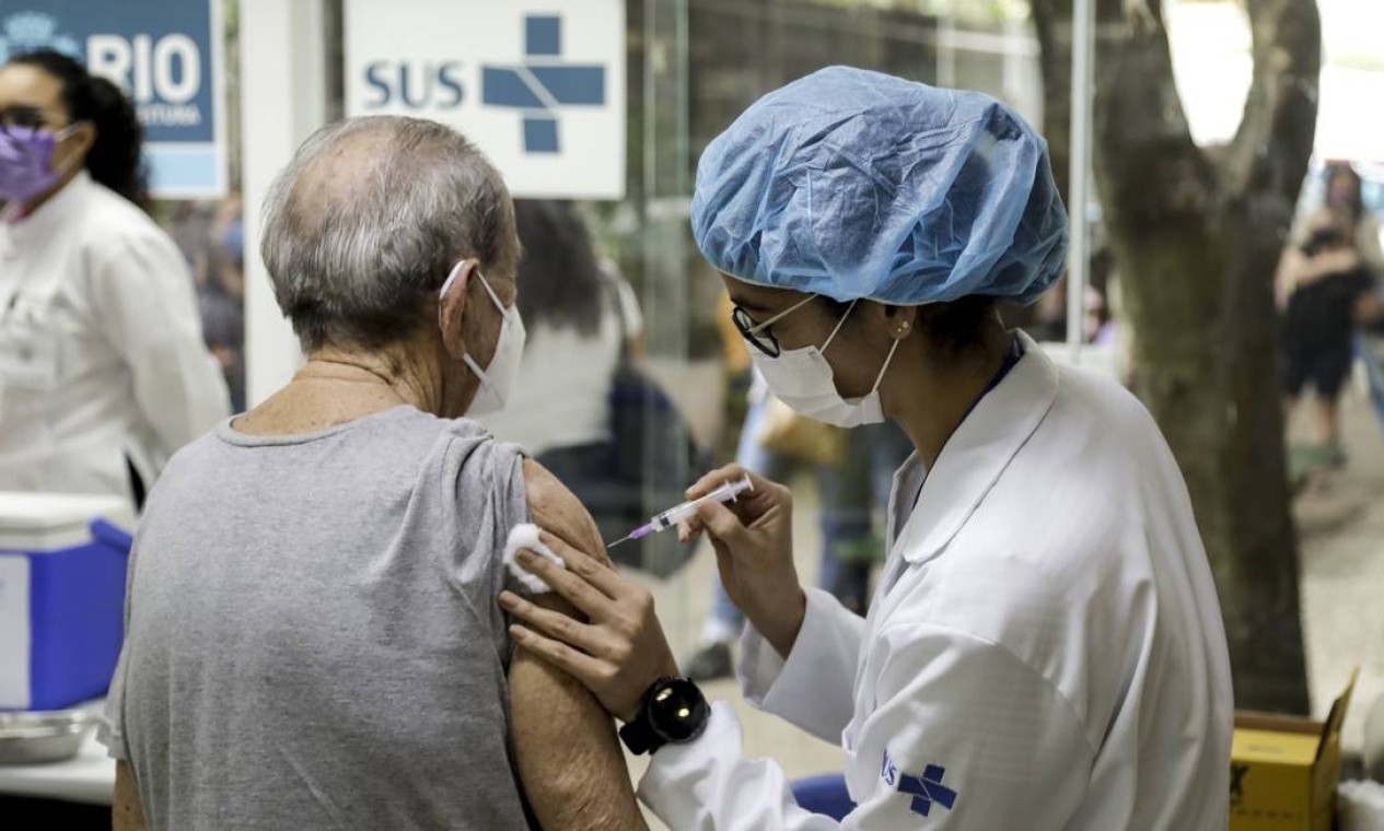 Enquanto vacina adolescentes, prefeitura do Rio tambem começa a aplicar dose de reforço em idosos — Foto: Gabriel de Paiva / Agência O Globo - 13/09/2021