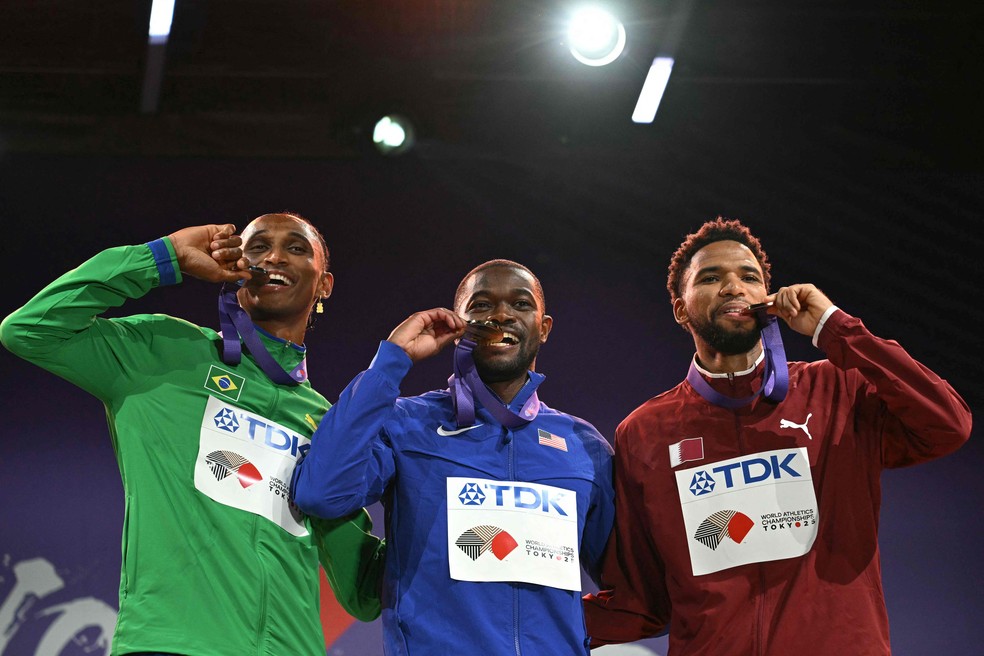 Alison dos Santos, o Piu, ao lado de Rai Benjamin (ouro) e Abderrahman Samba (bronze) — Foto: Philip Fong / AFP