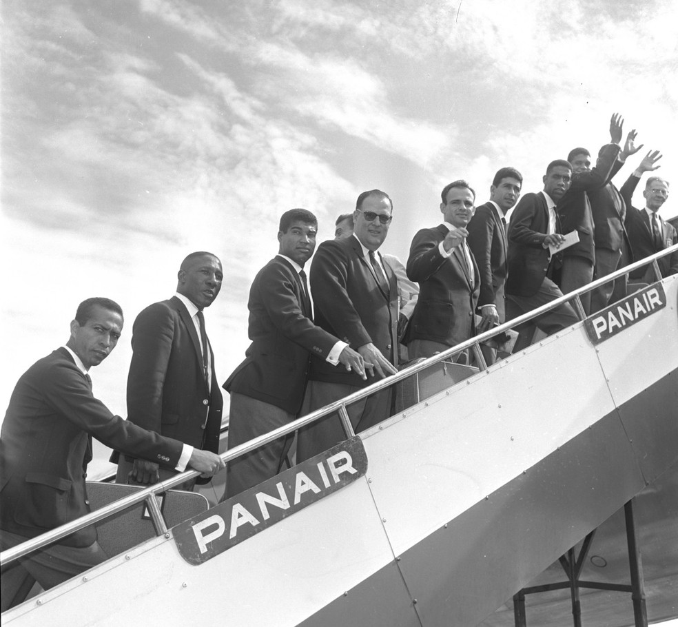 Embarque da seleção brasileira de futebol para Copa do Mundo de 1962, no Chile, em avião da Panair — Foto: Arquivo / Agência O Globo