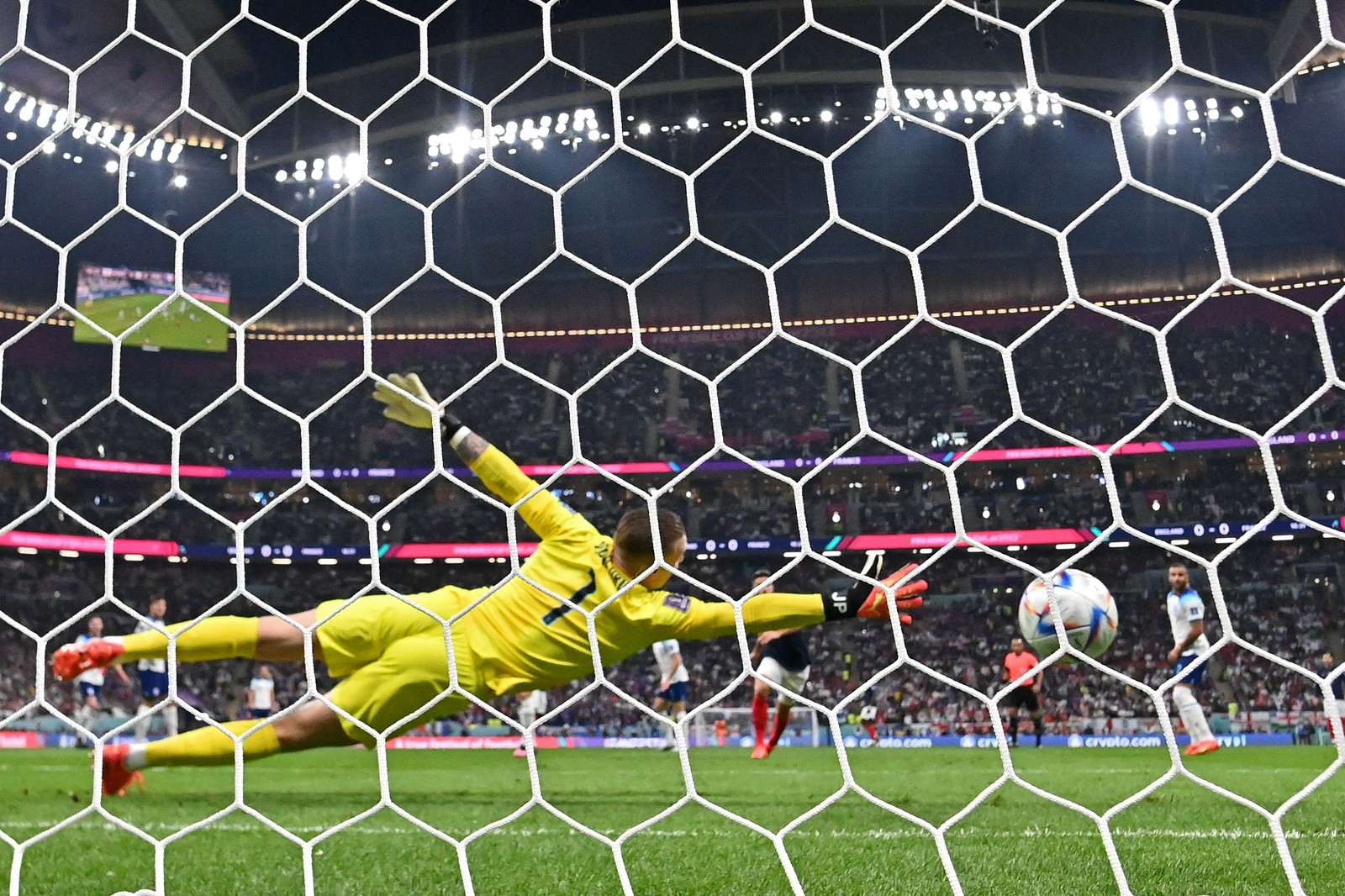 Jordan Pickford não alcança bola de Aurelien Tchouameni estufar as redes e abrir o placar para a França — Foto: PAUL ELLIS/AFP