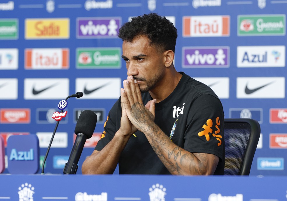Danilo em coletiva da seleção brasileira — Foto: Divulgação CBF