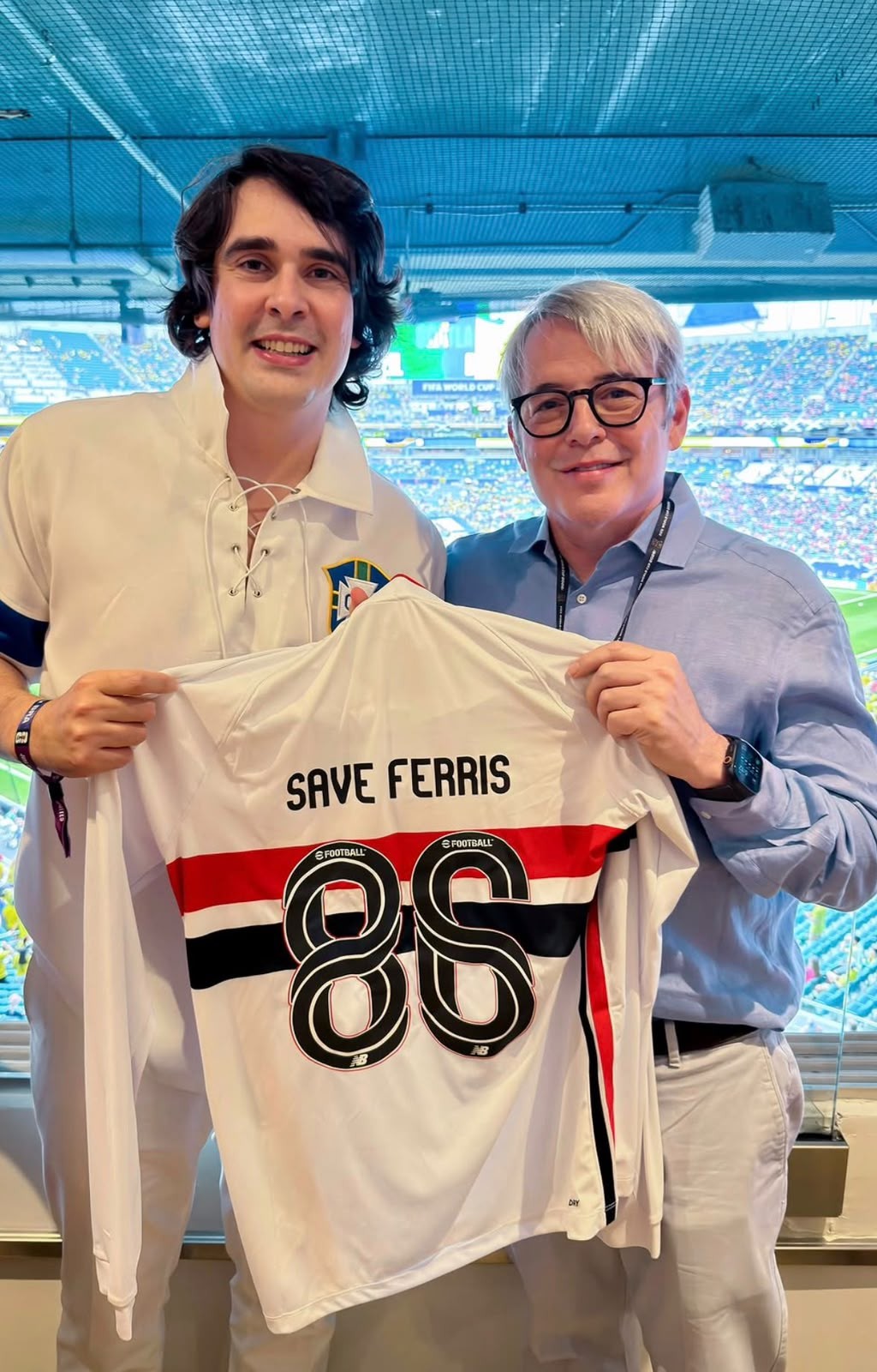 Ator de 'Curtindo a vida adoidado' surge com camisa do São Paulo